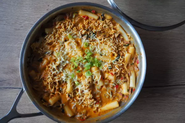 Rose Tteokbokki met noedels en groenten