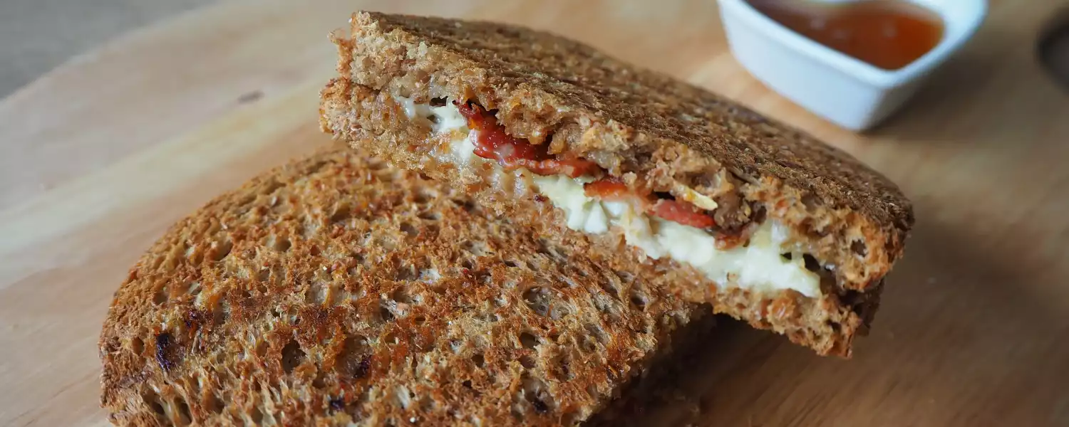 Tosti met brie, spek en honing
