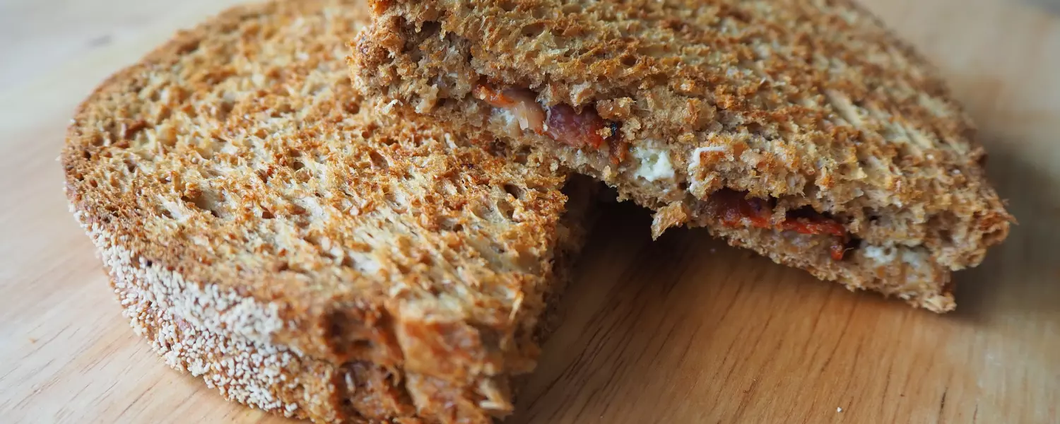 Tosti met kruidenroomkaas en spek